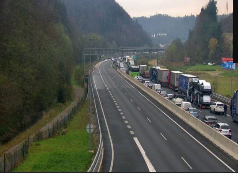 Fotografija: Avtocesta je bila zaprta v smeri proti Ljubljani. FOTO: Dars