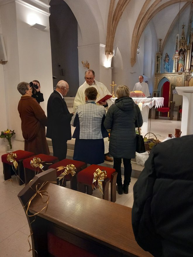 V cerkvi sv. Benedikta je obred vodil župnik in dekan Marjan Rola. FOTO: Oste Bakal