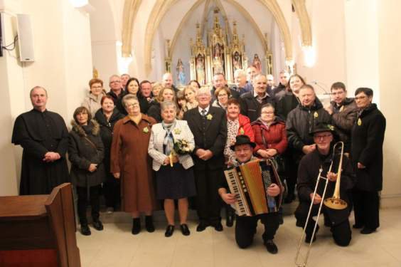 Okoli 40 svatov se je po cerkvenem obredu odpravilo k Rokšarju. FOTO: Oste Bakal