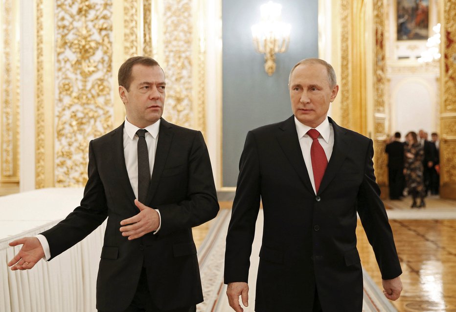 Fotografija: Dmitri Medvedjev in Vladimir Putin. FOTO: Sputnik Reuters