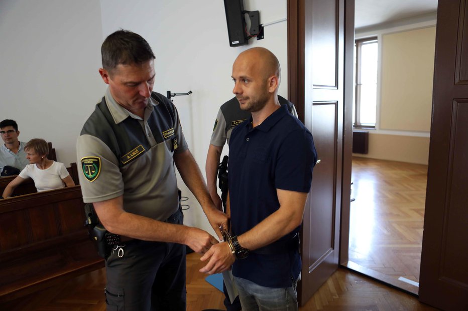 Fotografija: Ilikić se je ob koncu sojenja hčerama in svojcem žrtve za svoj zločin opravičil, a bo vseeno dolga leta za zapahi.