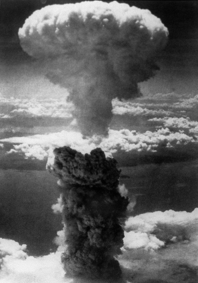 9. avgust 1945: Nagasaki, gobasti oblak po eksploziji atomske bombe. FOTO: Str Afp