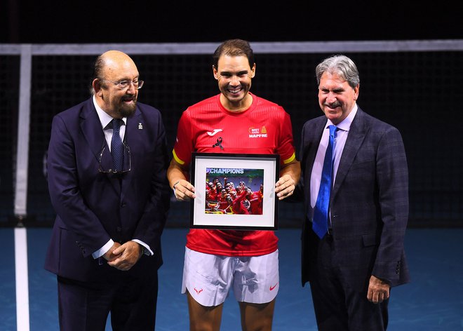 Rafael Nadal ob predsedniku španske teniške zveze Miguelu Diazu (levo) in predsedniku Mednarodne teniške zveze Davidu Haggertyju (desno). FOTO: Thomas Coex Afp