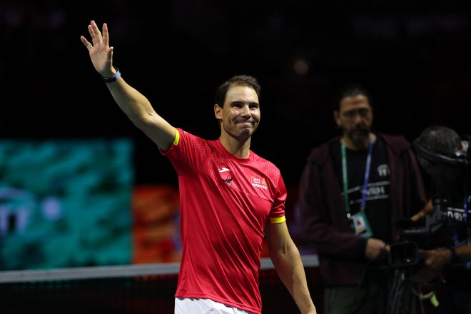 Rafael Nadal še zadnjič maha množici, 19. novembra 2024. FOTO: Thomas Coex Afp