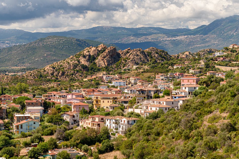 Fotografija: V vasici na Sardiniji upajo, da bodo privabili čim več razočaranih Američanov. FOTO: Roberto Lo Savio/getty Images