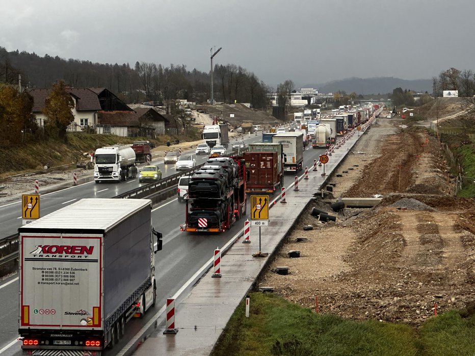 Fotografija: Takole je vsak dan pri Dragomerju, kjer gradijo nov avtocestni priključek. FOTO: Tomica Šuljić