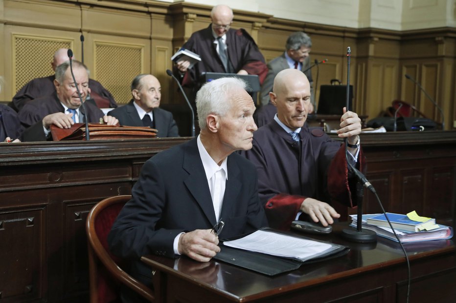 Fotografija: Sojenje v zadevi Mladinska knjiga se je že na prvi stopnji končalo z oprostilno sodbo; v ospredju Mirko Krašovec in njegov odvetnik Velimir Cugmas, za njima soobtoženi nekdanji mariborski nadškof Franc Kramberger. FOTO: Leon Vidic