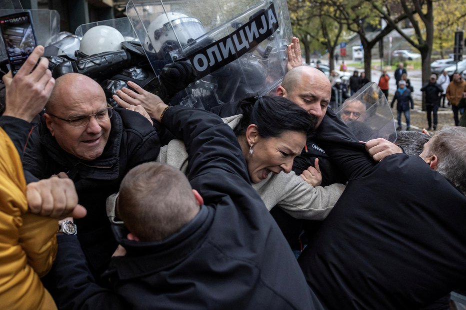 Fotografija: Srbska poslanca Borislav Novaković in Marinika Tepić ter drugi pripadniki opozicije med prerivanjem s policisti na včerajšnjih protestih v Novem Sadu FOTO: Marko Djurica/Reuters