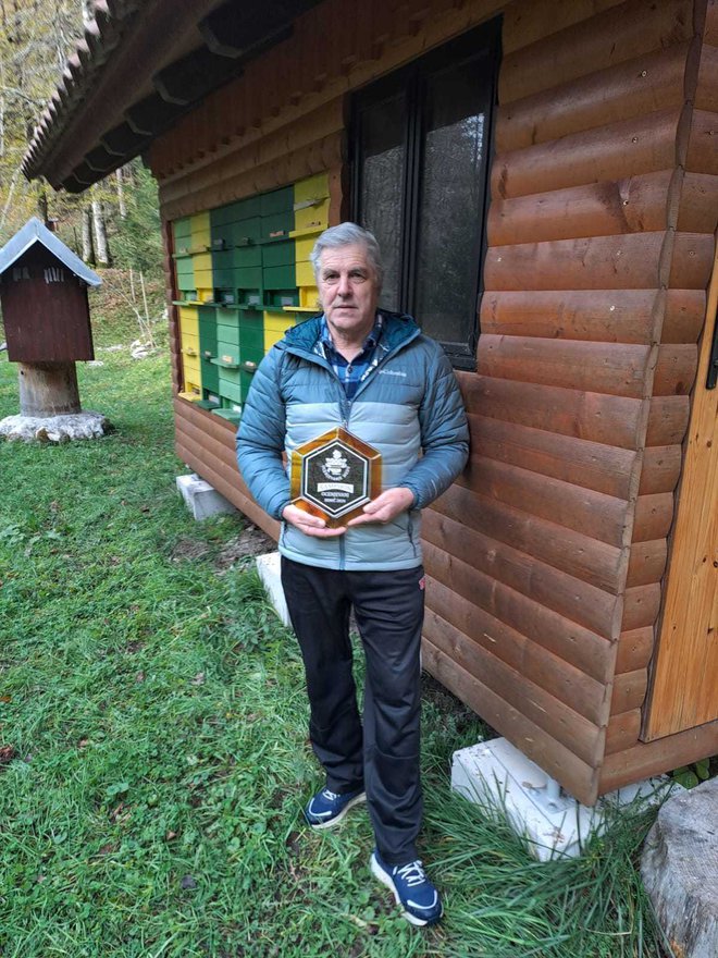 Zdravko Istenič s priznanjem za svoj izjemni cvetlični med FOTO: Osebni arhiv