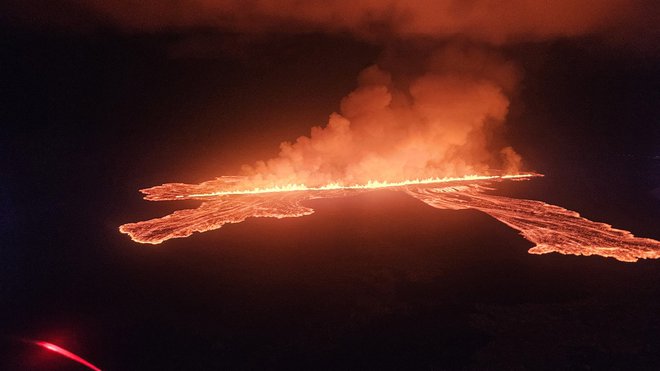 Pred izbruhom ni bilo običajnih znakov, da se pod površjem kaj dogaja. FOTO: Afp