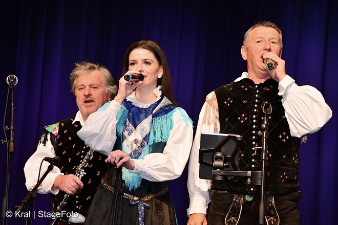 Klarinetist Jure Valjavec ter pevca Andreja Zlatnar in Danilo Lukan, ki ta mesec praznuje jubilej. FOTO: Stage Foto