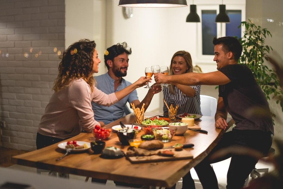 Fotografija: Preden koga povabite na obisk, si s skrbnim načrtom olajšajte pospravljanje. FOTO: Stockrocket/Getty Images