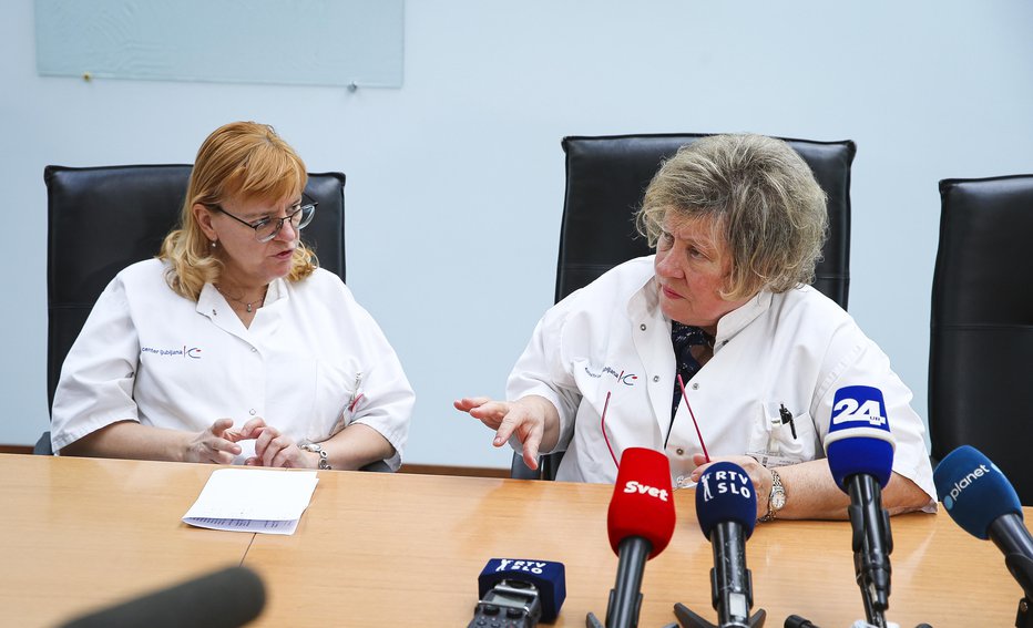 Fotografija: Tatjana Mrvič, vodja službe za preprečevanje in obvladovanje bolnišničnih okužb, in Tatjana Lejko Zupanc, predstojnica Klinike za infekcijske bolezni in vročinska stanja na UKC Ljubljana. FOTO: Jože Suhadolnik, Delo