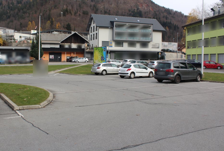 Fotografija: Zgodilo se je na tem parkirišču. FOTO: PU Kranj