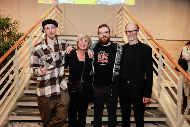 Vsa družina je predana umetnosti. Žigan, mama Romana, brat Kristijan in oče Lojze Krajnčan ob koncu večera, polnega umetniških presežkov. FOTO: Mediaspeed.net