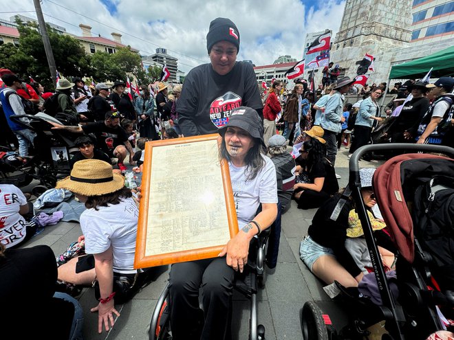 Protestnica Shona Piri je na hikoi prinesla kopijo pogodbe iz Waitangija. FOTO: Lucy Craymer/Reuters