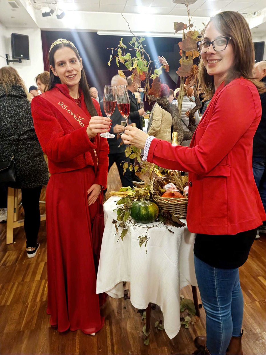 Fotografija: Takole sta nazdravili aktualna in nekdanja cvičkova princesa Blažka Ilovar in Vesna Perko. FOTO: Društvo vinogradnikov Šentjanž