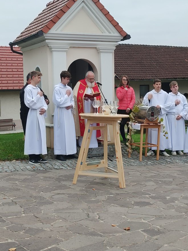 Domači župnik Janez Cevec je opravil blagoslov. FOTO: Društvo vinogradnikov Šentjanž