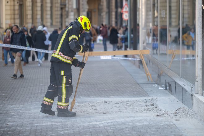 Za odpadlo fasado je poskrbela gasilska služba. FOTO: Neva Zganec/pixsell Pixsell