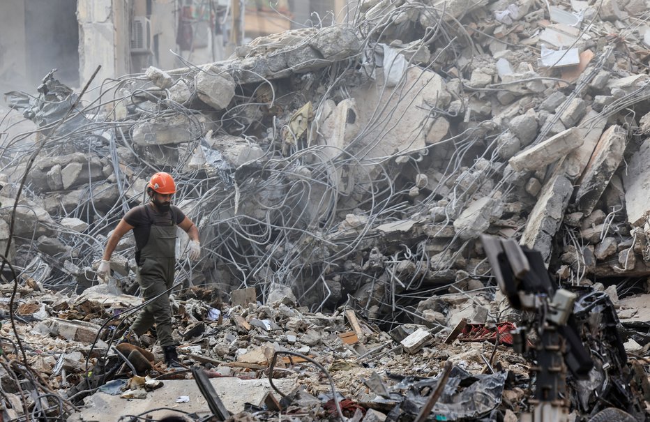 Fotografija: Ruševine po napadu. FOTO: Thaier Al-sudani Reuters