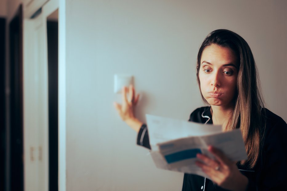 Fotografija: Če nismo pametni pri porabi električne energije, nas lahko račun spravi v slabo voljo. FOTO: Nicoletaionescu Getty Images/istockphoto