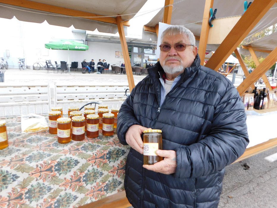 Fotografija: Svoj pridelani med občasno prodaja na sejmih in raznih tržnicah. FOTO: Jože Žerdin