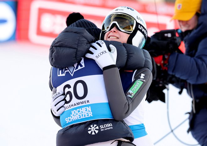 Niki Prevc je prva čestitala njena soimenjakinja Nika Vodan. FOTO: Geir Olsen/Reuters