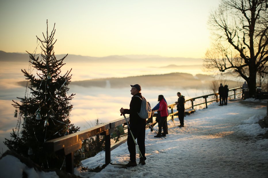 Fotografija: V hribovitih krajih na zahodu lahko pade kakšna kaplja dežja. FOTO: Jure Eržen, Delo