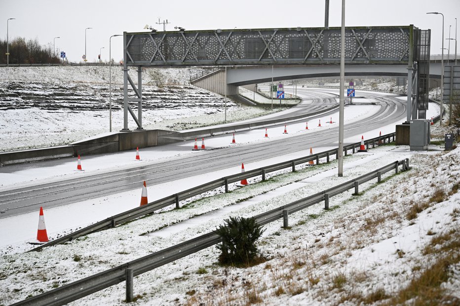 Fotografija: Pogled na avtocesto M90 brez prometa, saj je prehod Queensferry zaprt zaradi nevarnosti padajočega ledu zaradi nevihte Bert, blizu Edinburgha na Škotskem. FOTO: Lesley Martin Reuters