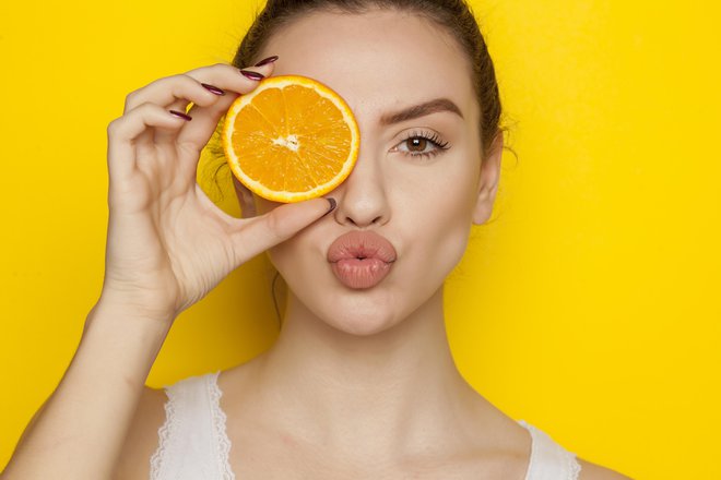 Vitamin C spodbuja nastanek kolagena in daje koži naraven sijaj. FOTO: Vladimirfloyd/Getty Images