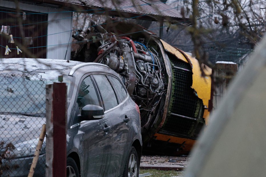 Fotografija: Ostanki tovornega letala na dvorišču FOTO: Petras Malukas/Afp