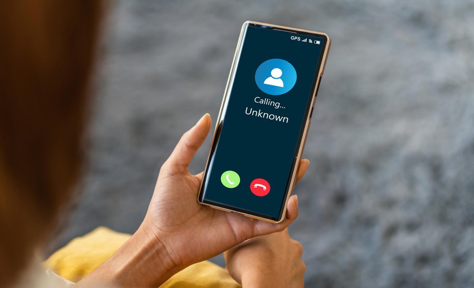 Fotografija: Human use smartphone with incoming call from unknown number, spam, prank caller, hoax person, fake identity, scammer, scam with mobile phone, hacker, call center, crime, call, fraud or phishing concept FOTO: Thitima Uthaiburom Getty Images