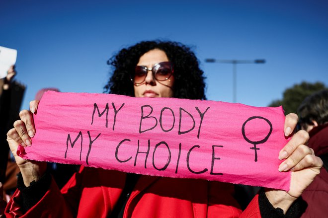 Ženska drži transparent na protestu pred mednarodnim dnevom boja proti nasilju nad ženskami v Rimu, Italija, 23. november 2024. FOTO: Yara Nardi Reuters