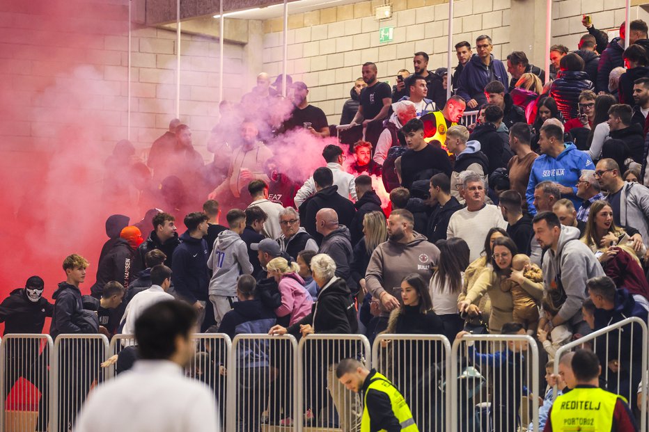 Fotografija: Derbi se je izrodil, neredi navijačev pa naj bi se nadaljevali tudi zunaj dvorane. FOTO: Tomaž Primožič, Epa