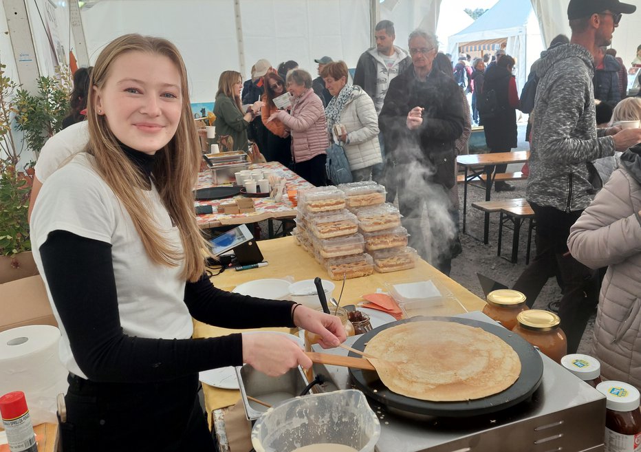 Fotografija: Sara Kljun je ob kakijevih krostatah ponudila še palačinke s kakijevo marmelado. FOTOGRAFIJE: Janez Mužič