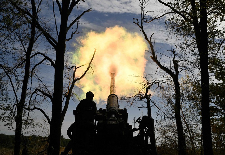 Fotografija: (FILES) Ukrainian servicemen of the 43 Artillery Brigade fire a 2S7 Pion self-propelled cannon towards Russian positions at a front line in the Donetsk region on September 27, 2024, amid the Russian invasion of Ukraine. Donald Trump's victory in the US presidential election, the continuing war in the Middle East or the Paris Olympics... are among the twelve events that marked the year 2024. (Photo by Genya SAVILOV/AFP) FOTO: Genya Savilov Afp