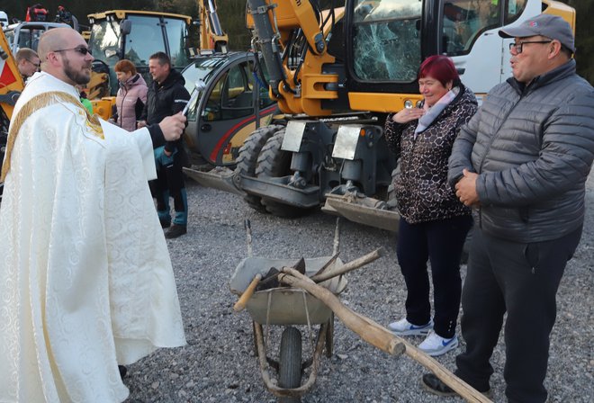 Blagosloviti je bilo treba tudi samokolnico in orodje.