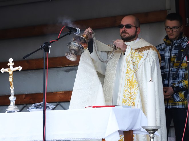 Prvi javni blagoslov gradbene mehanizacije je opravil domači župnik Ivan Hrastnik.