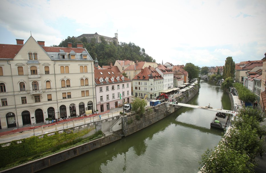 Fotografija: V Ljubljanici ob Cankarjevem nabrežju je bila opažena oseba, ki se utaplja in je potonila v globino ... FOTO: Jure Eržen/delo