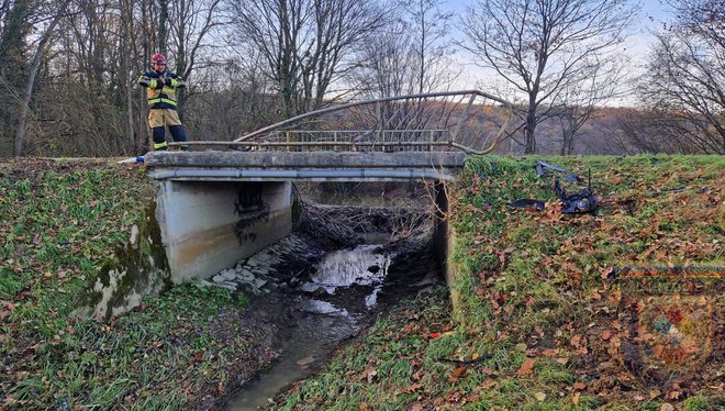 Od avtomobila, ki na srečo ni končal v potoku, ni ostalo veliko.
FOTO: Pgd Ljutomer