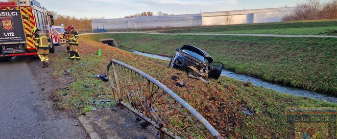 Od avtomobila, ki na srečo ni končal v potoku, ni ostalo veliko. FOTO: Pgd Ljutomer