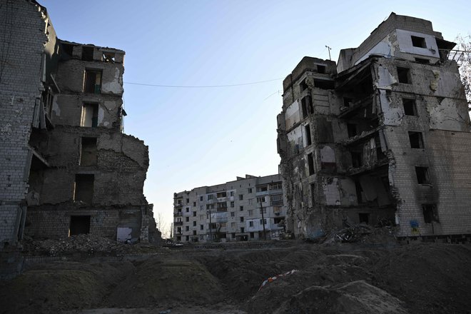 Uničene stavbe na območju Kijeva. FOTO: Genya Savilov Afp