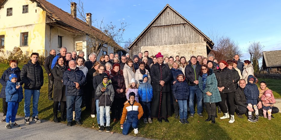 Fotografija: Skupinska fotografija ob velikem dogodku, blagoslovu zvona FOTOGRAFIJE: Slavko Mirtič