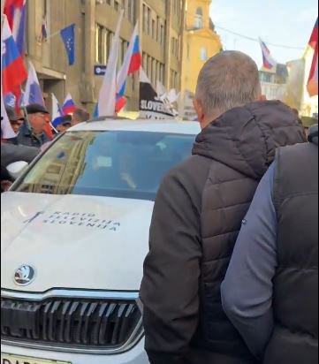 Fotografija: Na RTVS ostro obsojajo incident, ki se je zgodil v torek v Celju, kjer so v času protestnega shoda pred celjskim sodiščem napadli njihova zaposlena in jima grozili. FOTO: Zaslonski posnetek