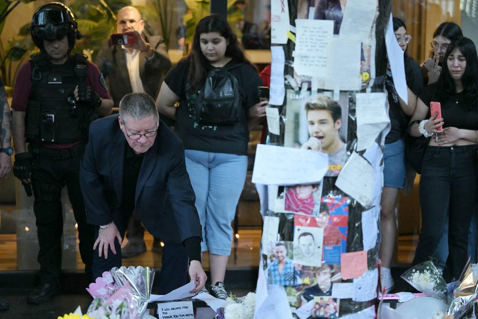 Fotografija: Geoff Payne, oče pop pevca Liama Payna iz skupine One Direction, gleda na sporočilo, ki so ga oboževalci postavili v poklon njegovemu pokojnemu sinu pred hotelom CasaSur v Buenos Airesu. FOTO: Juan Mabromata/AFP