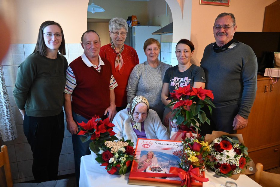 Fotografija: Družinska slika, z leve proti desni: vnukinja Klara, sin Feliks, snaha Milica, hči Marjana, vnukinja Metka in zet Milan Muhič Foto: Ludvik Kramberger