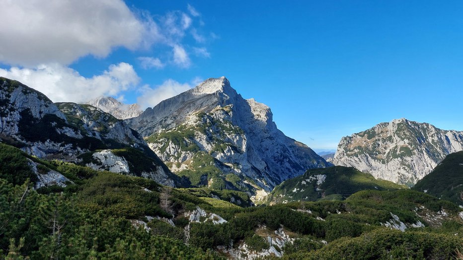 Fotografija: Vse gore se dvigajo strmo v višino. FOTO: Janez Mihovec