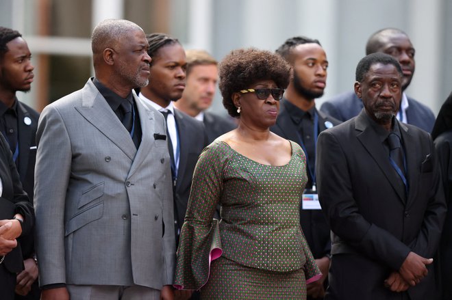 Otroci Patricea Lumumbe, Francois, Roland in Juliana Lumumba, med slovesnostjo ob vrnitvi edinega ostanka njihovega očeta v Bruslju FOTO: Johanna Geron/Reuters