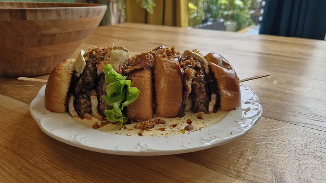 Naj burger postrežen na nekoliko drugačen, orientalski način FOTO: Mitja Felc