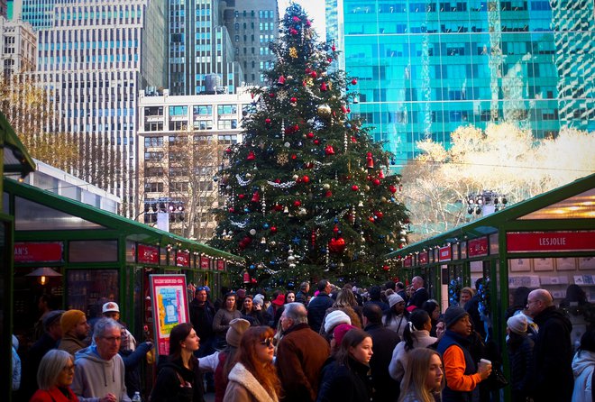 Bryant Park se prelevi v zimsko vas. FOTO: Mike Segar/Reuters